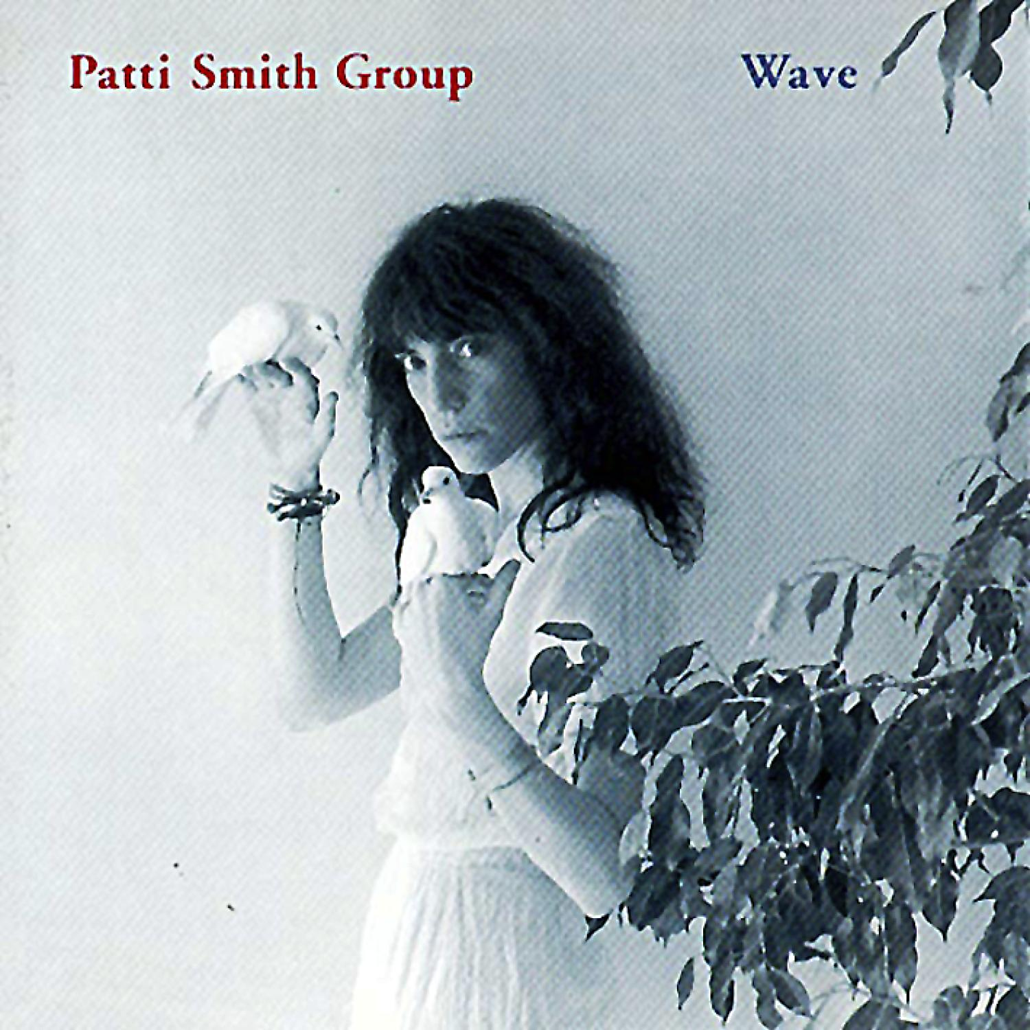 Albumcover: Patti Smith hält Tauben. Weißes Kleid, grünes Laub im Hintergrund, Titel "Wave".