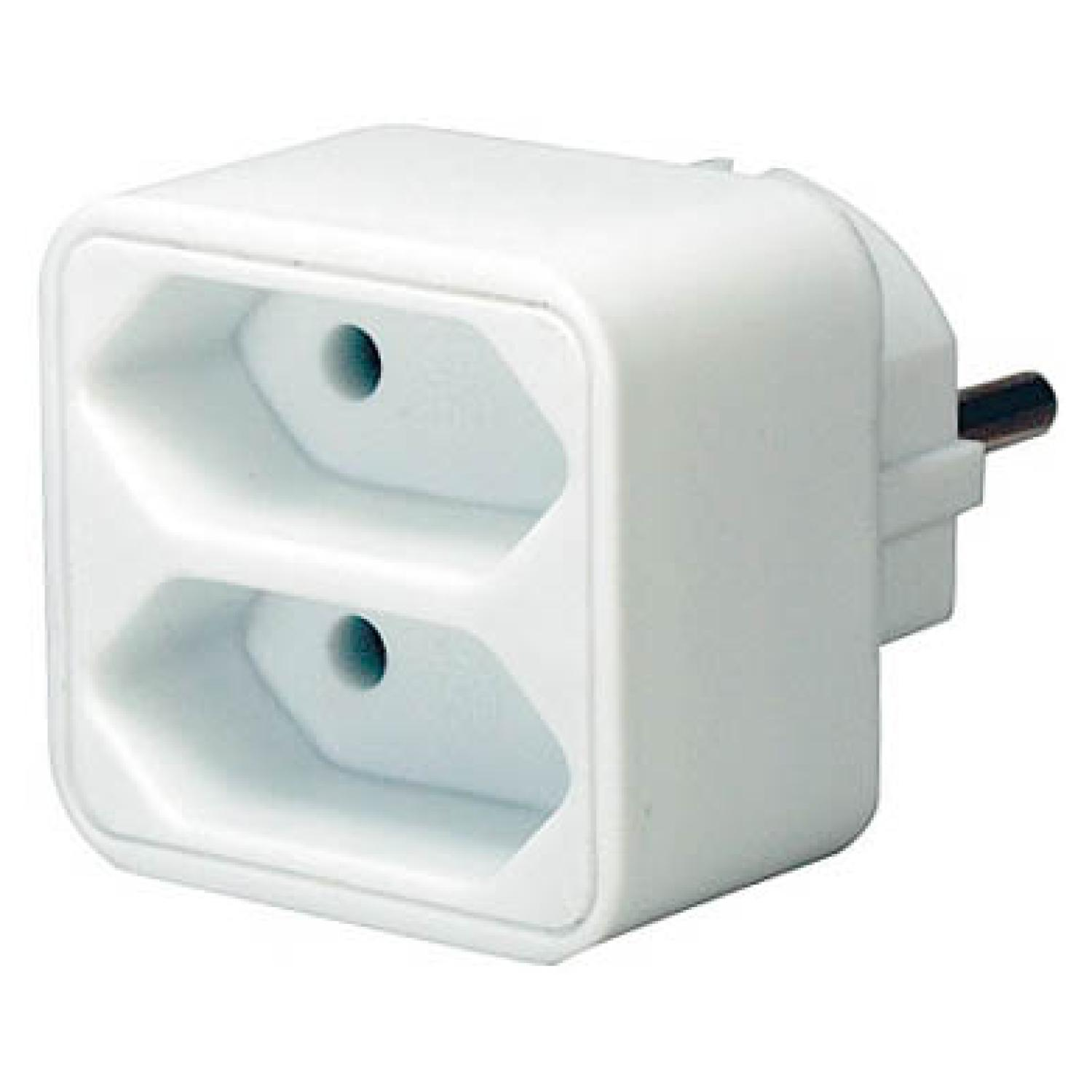 Ein weißer Doppeladapter mit zwei Steckdosen, Schrägansicht, weißer Hintergrund.