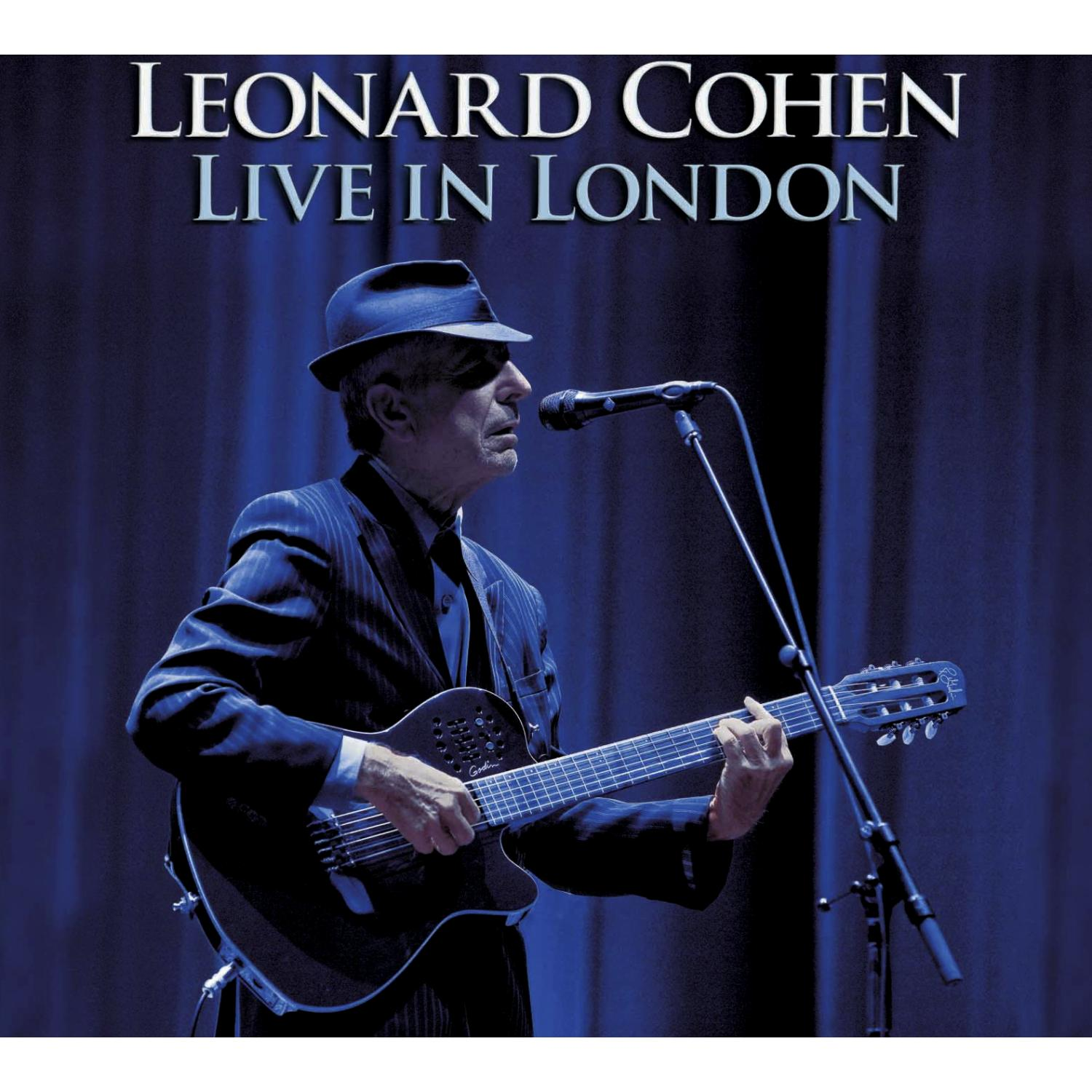 Albumcover von Leonard Cohen auf der Bühne, der Gitarre spielt und in ein Mikrofon singt, mit blauem Hintergrund.