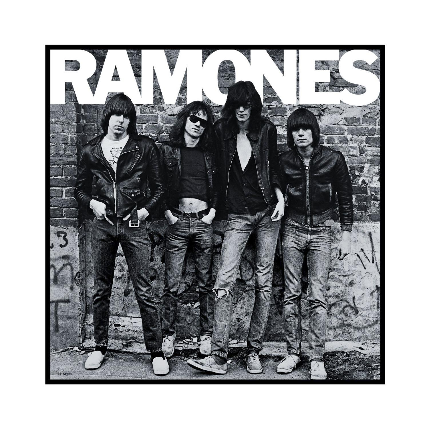 Albumcover, The Ramones, vier Männer in schwarzen Lederjacken stehen vor einer Backsteinmauer.