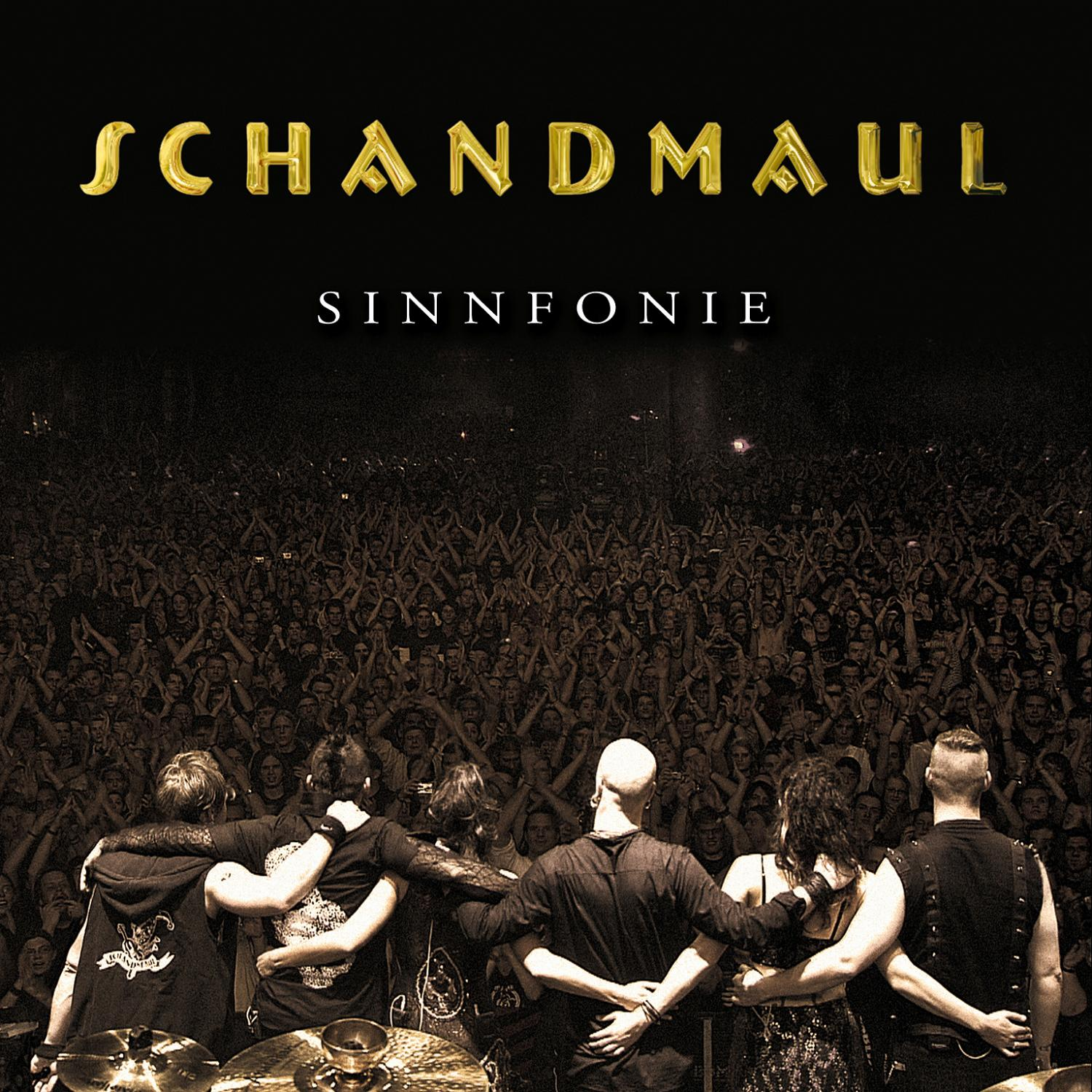 Albumcover der Band vor einer Menge, Text auf Deutsch.