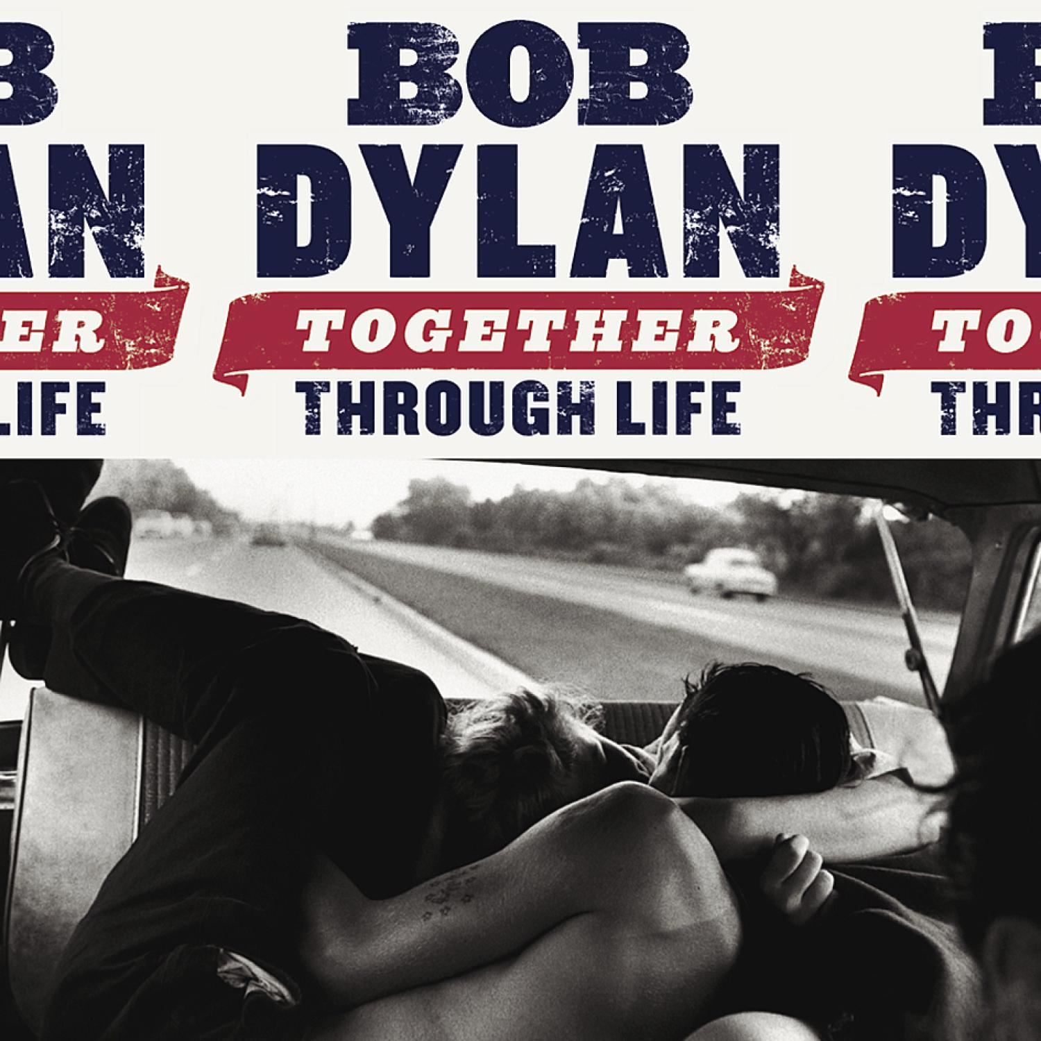 Albumcover: Zwei Personen liegen in einem Auto, Bob Dylans Name über ihnen. Schwarz-Weiß-Foto. Text auf roten Bannern.