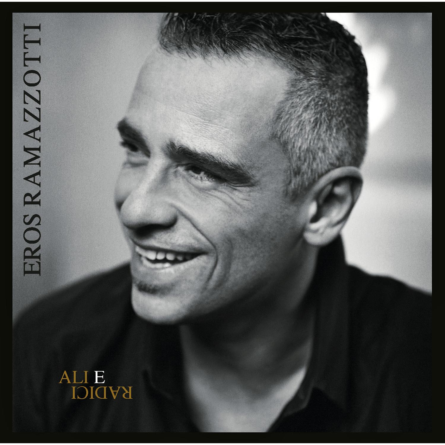 Schwarz-Weiß-Foto von Eros Ramazzotti, der lächelt, Kopf und Schultern. Albumtitel auf Italienisch.