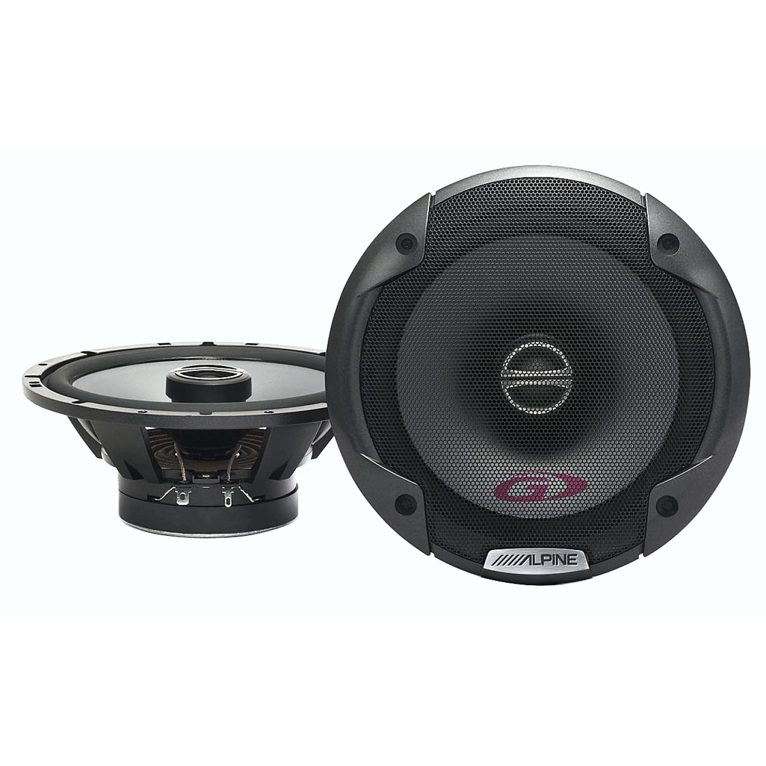 Zwei schwarze Autolautsprecher auf weißem Hintergrund. Ein Lautsprecher ist zerlegt.