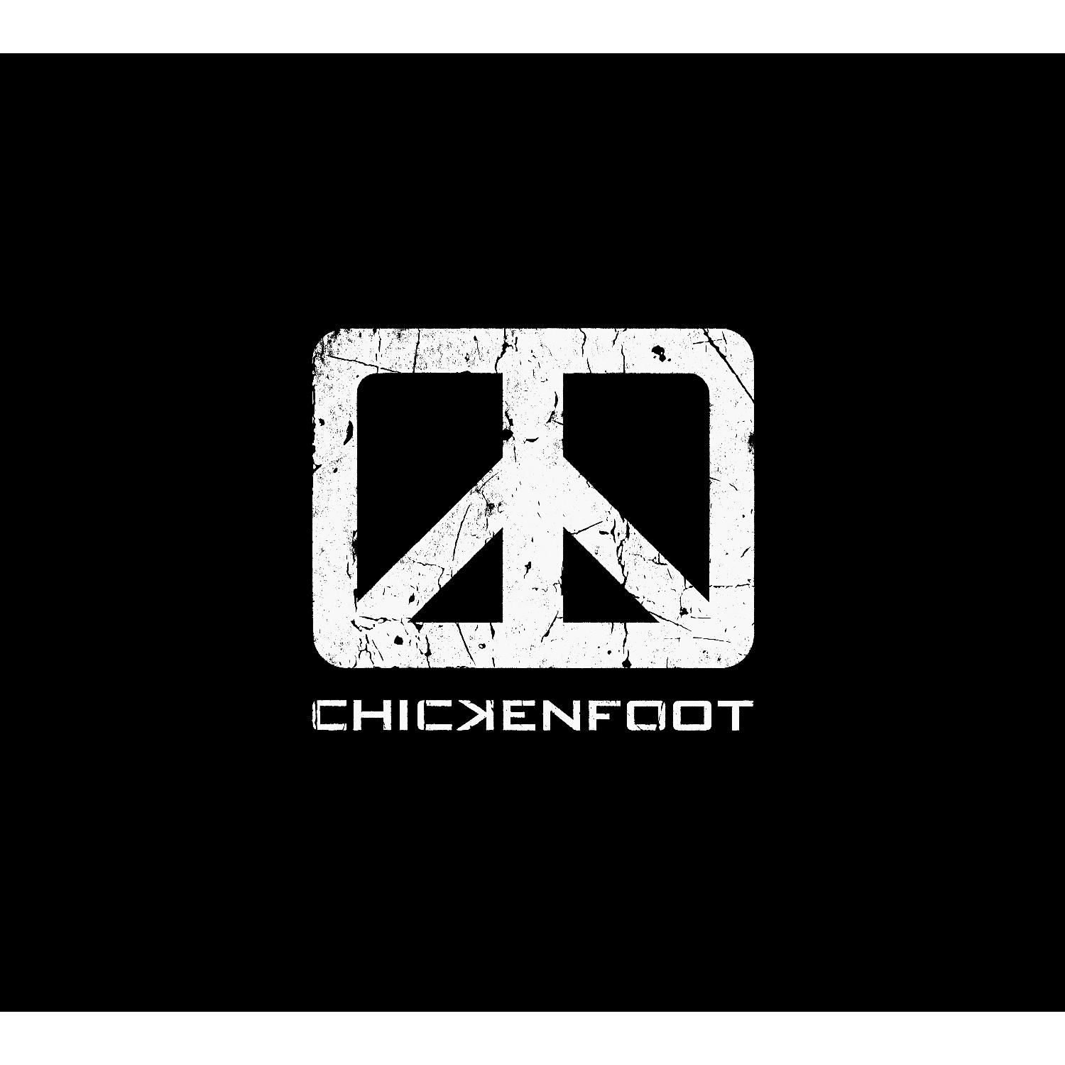 Schwarzer Hintergrund mit weißem Friedenszeichen in einem Quadrat und dem Wort CHICKENFOOT darunter in weißer, verwitterter Schrift.