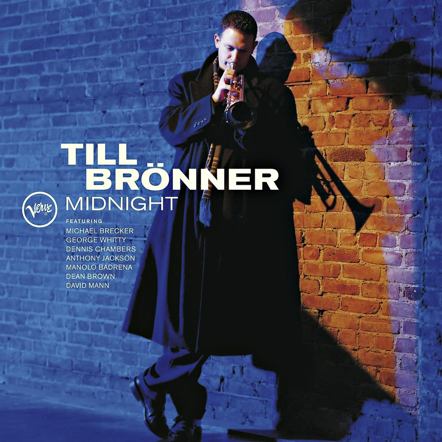Albumcover: Ein Mann mit Trompete, stehend vor einer Backsteinmauer, Nachtszene.