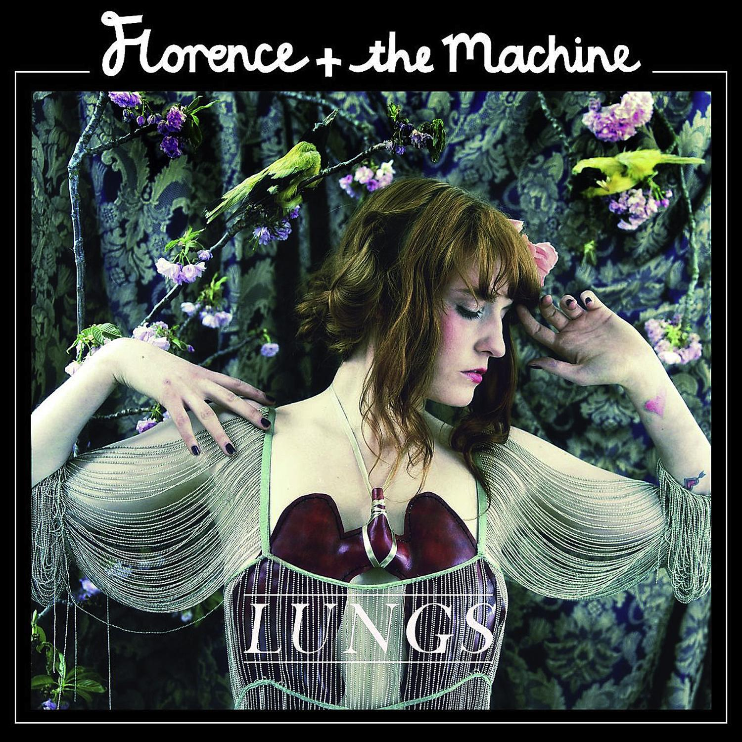 Florence + the Machine Albumcover. Eine Frau in einem Kleid mit herzförmigem Detail, umgeben von Blumen.