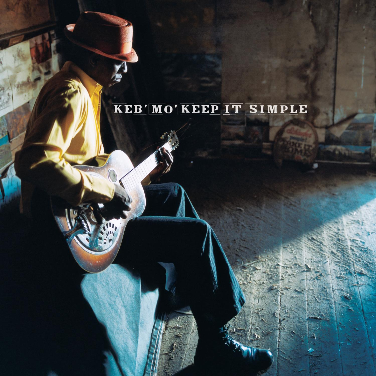 Albumcover. Ein Mann sitzt und spielt Gitarre in einem Raum mit einem Schild an der Wand.