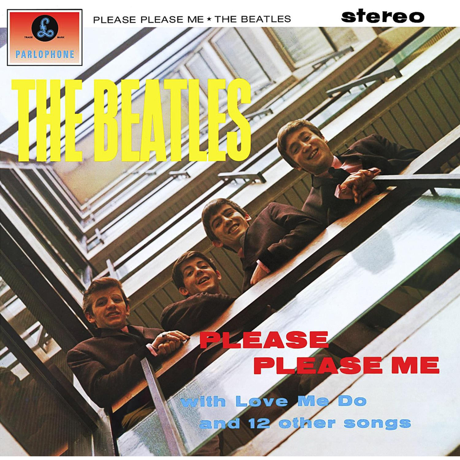 The Beatles Albumcover, vier Männer auf Treppen, Text 'PLEASE PLEASE ME' und Bandname.