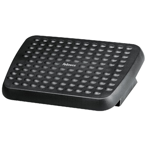 Reposapiés negro con numerosas protuberancias pequeñas. Proporciona soporte y comodidad para los pies mientras se trabaja.