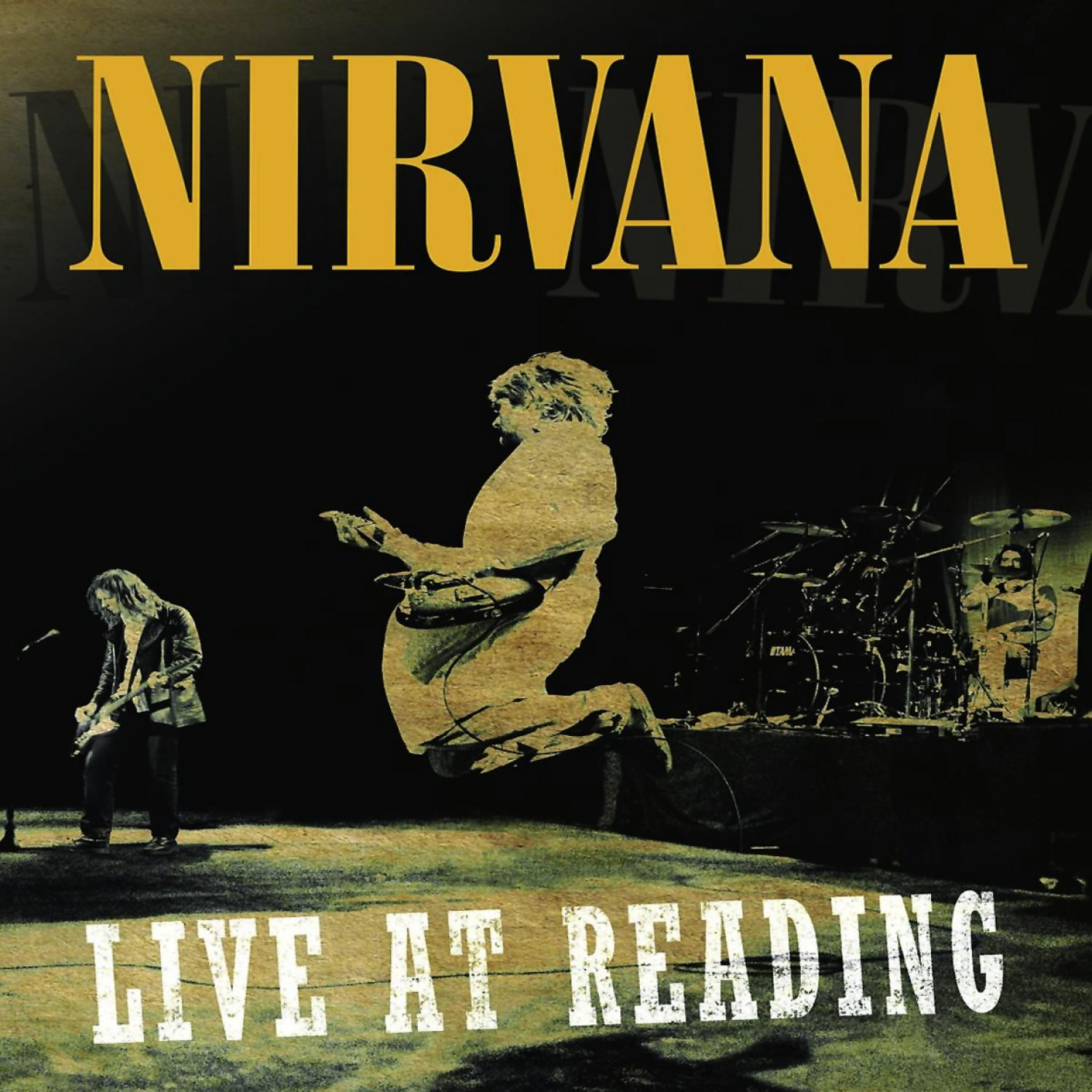 Couverture de Nirvana Live at Reading. Groupe jouant sur scène, silhouettes, fond sombre.
