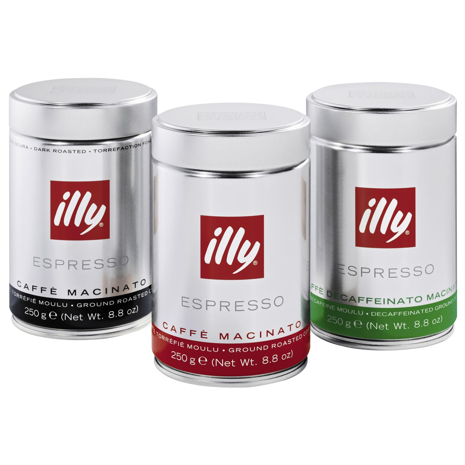 Tres latas de café Illy. Latas plateadas con etiquetas rojas, negras y verdes. Fondo blanco.