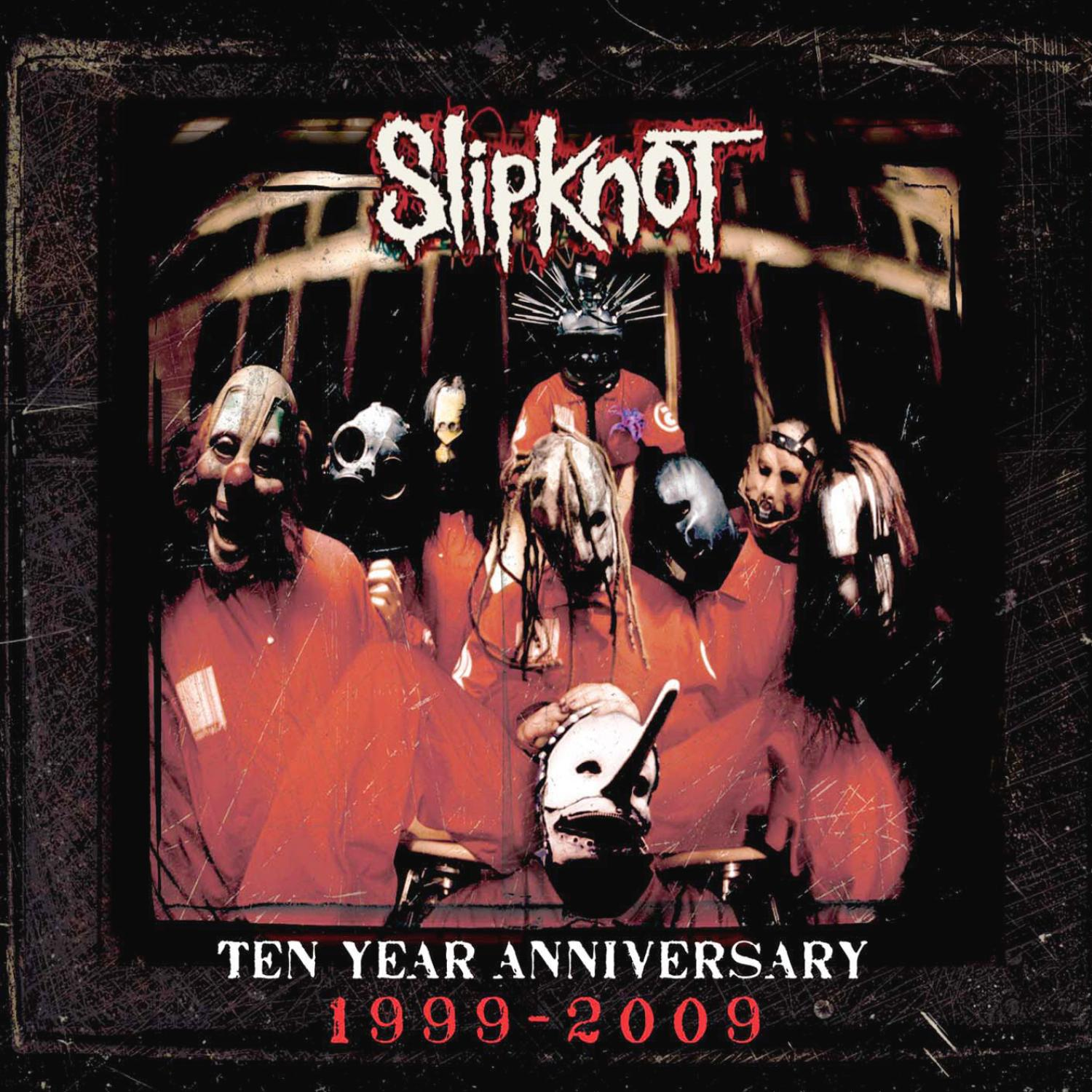 Albumcover der Band Slipknot mit Bandmitgliedern in Masken und roten Overalls. Titel: Ten Year Anniversary.
