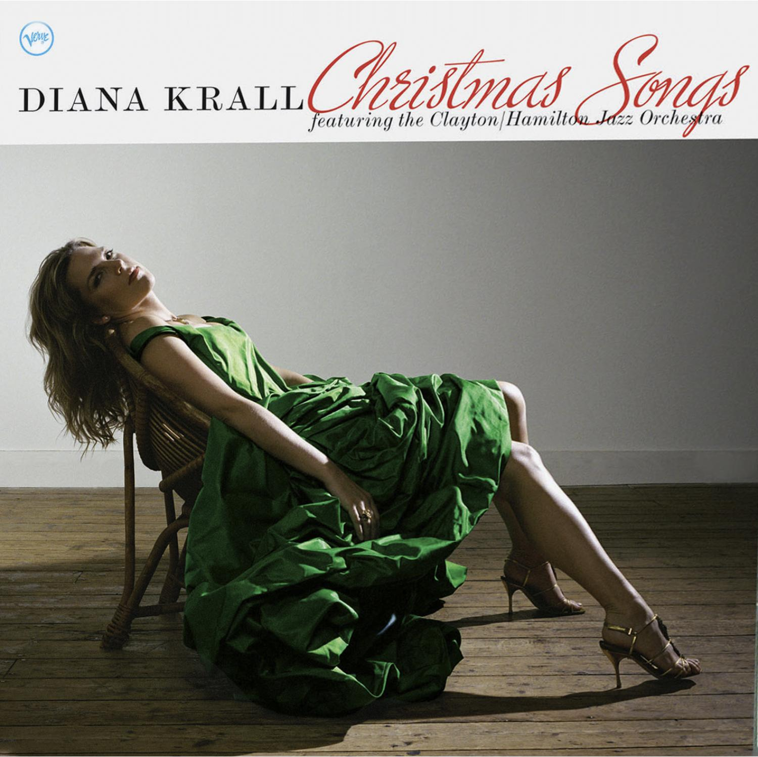 Diana Krall albumhoes: vrouw in groene jurk leunt op een stoel, in een kamer met een lichtbruine vloer.