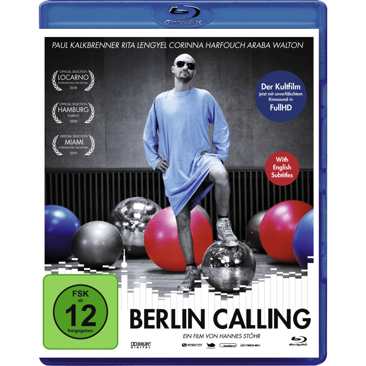Berlin Calling Blu-ray-Cover. Ein Mann mit Sonnenbrille steht auf einer Discokugel. Rote und blaue Kugeln.