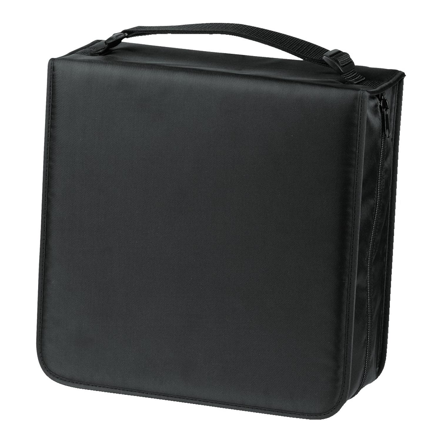 Étui CD noir avec poignée et fermeture éclair. L'étui est rectangulaire et fermé, sur fond blanc.