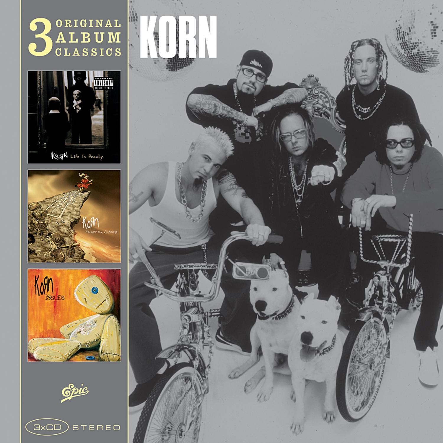 Korn-Albumcover. 3 Albumcover und Bandmitglieder. Ein Hund ist vorne.