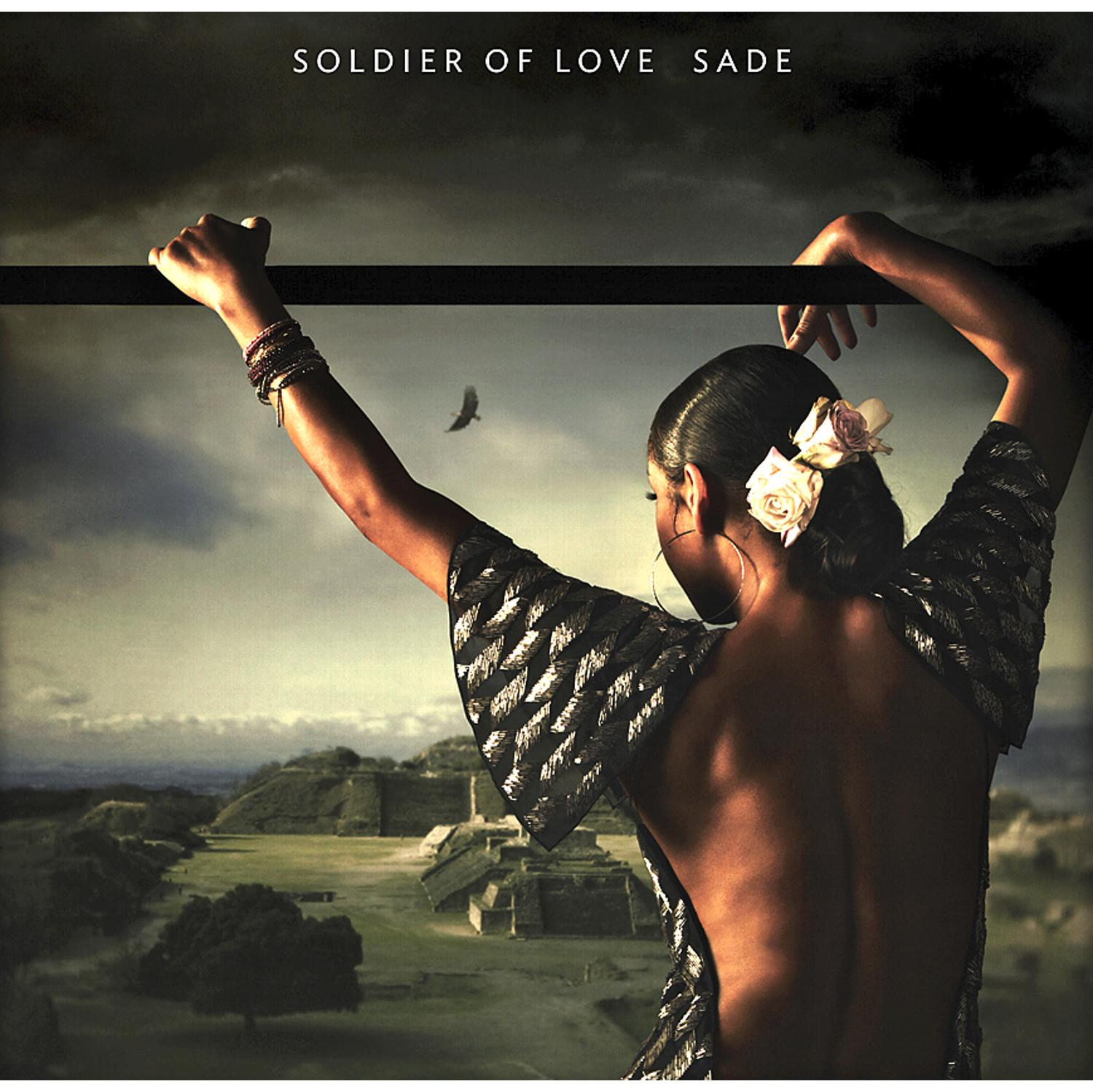 Albumcover mit einer Frau, die über eine Landschaft mit einem Gebäude, Himmel und Text blickt.