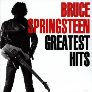 Albumcover mit Bruce Springsteen. Er hält eine Gitarre, der Titel 'Greatest Hits' steht in großem roten Text.