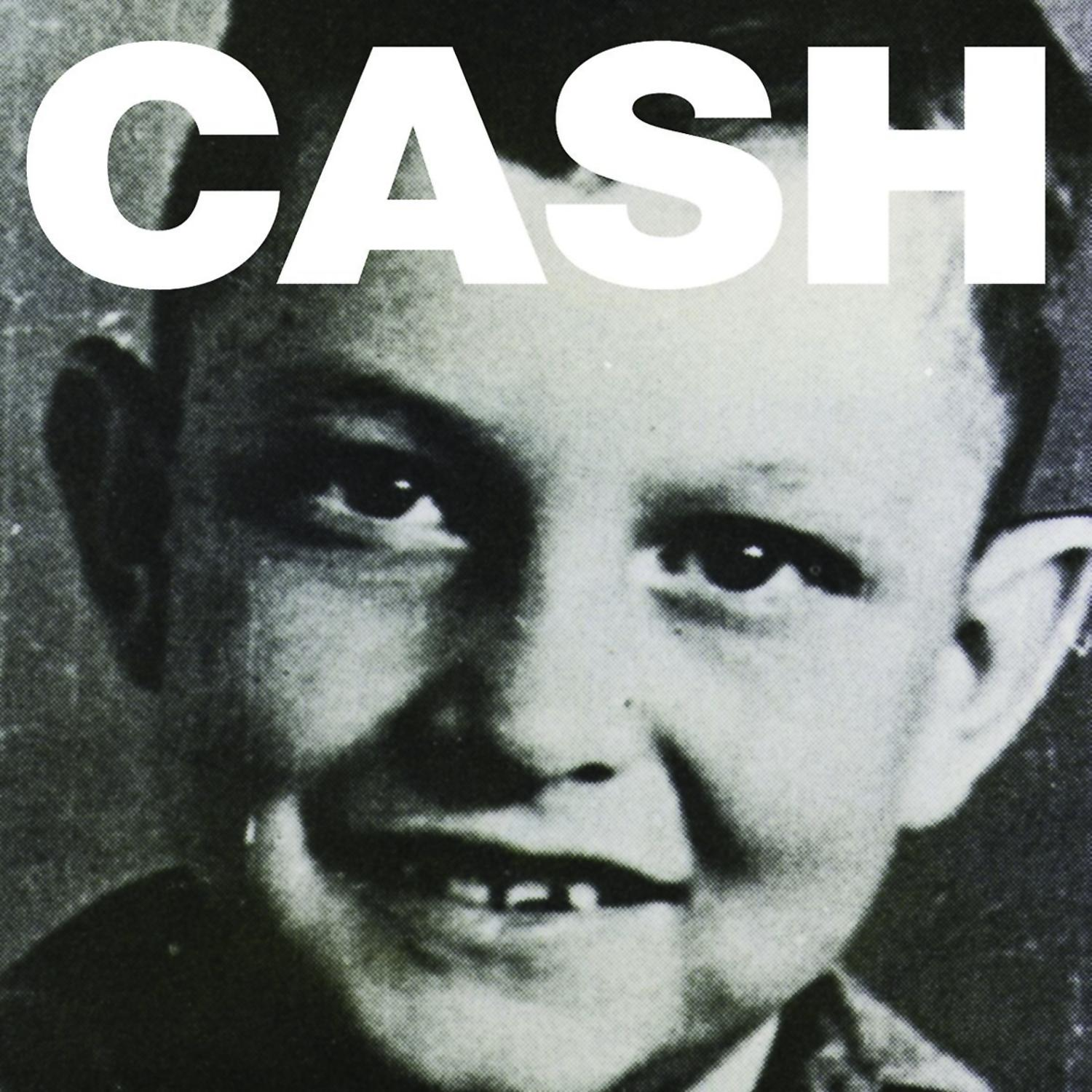 Schwarz-Weiß-Foto eines jungen Jungen mit dem Namen "CASH" in weißen Buchstaben über seinem Kopf.
