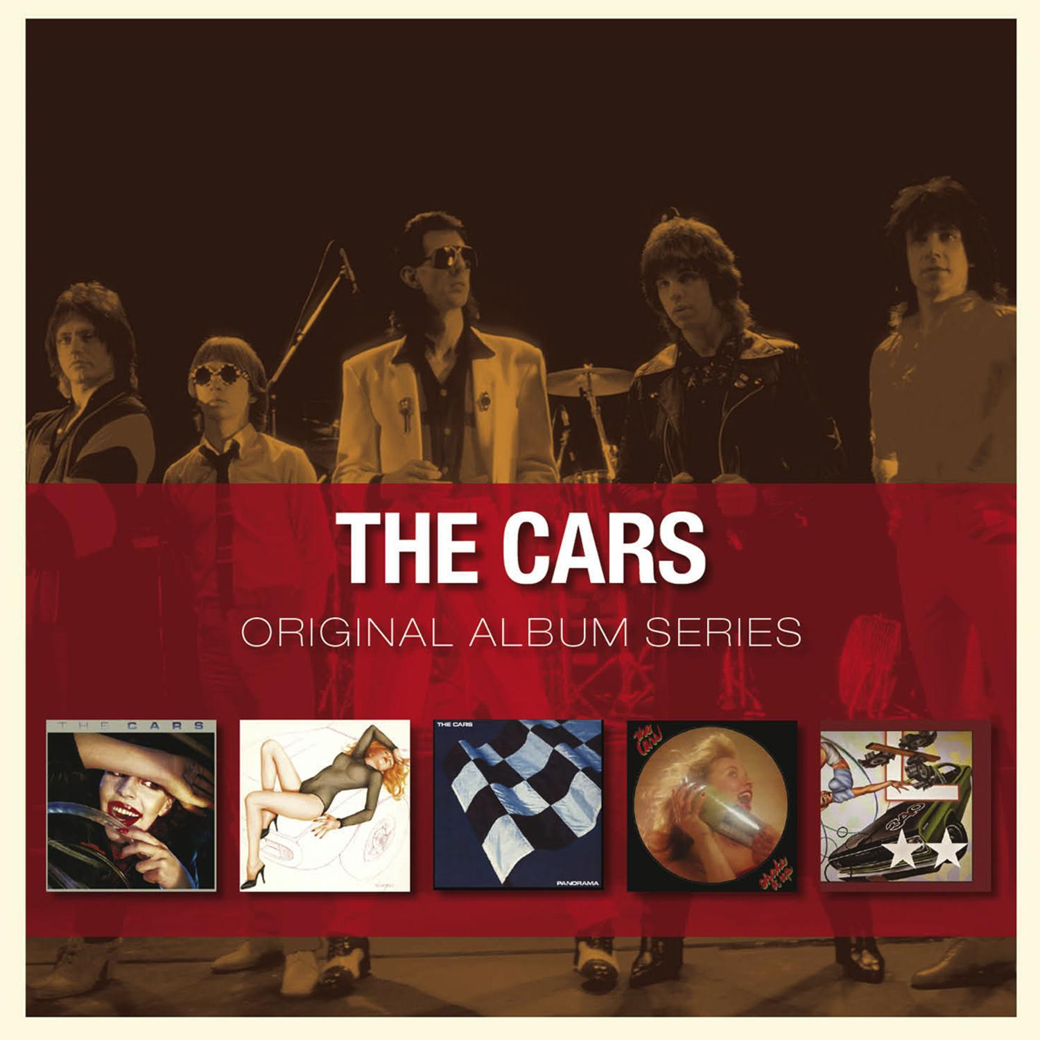 Albumcover mit Mitgliedern der Band The Cars und ihren Albumcovern, roter Hintergrund.