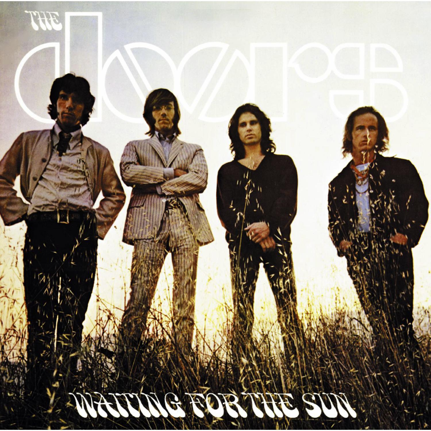 The Doors Albumcover, vier Bandmitglieder stehen auf einem Feld.