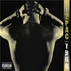 2Pac Albumcover. Zeigt einen Mann ohne Hemd mit Händen am Kopf, Goldschmuck und schwarzem Hintergrund.