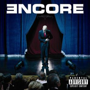 CD-Cover von Eminems 'Encore'. Mann im Anzug auf einer Bühne mit Vorhängen und Publikum.