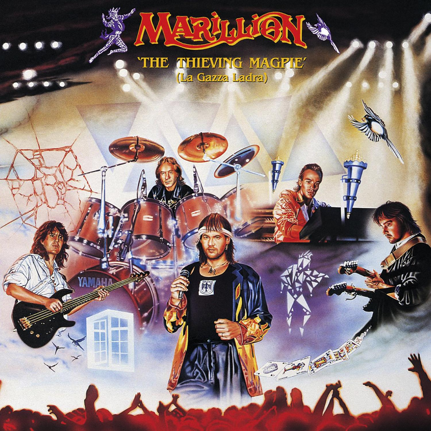 Marillion-Albumcover. Bandmitglieder spielen Instrumente auf einer Bühne mit Grafikelementen.