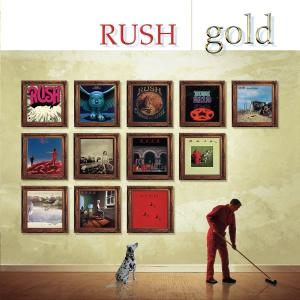 Rush 'Gold' Albumcover. Ein Mann fegt in der Nähe von gerahmten Albumcovern an einer Wand.