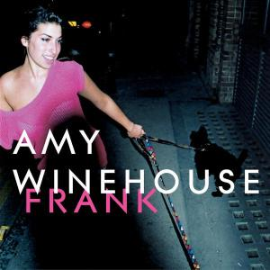 Amy Winehouse auf der Straße, mit Hund, Albumtitel 'Frank'.