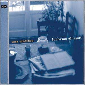 CD-Cover mit Tisch, Buch, Becher und Glas. Ein Fenster und eine Pflanze sind sichtbar.