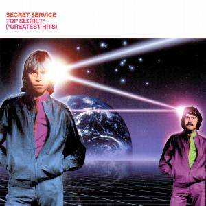 Albumcover: zwei Männer in Jacken mit futuristischem Hintergrund, Lichtstrahlen und einem Planeten.