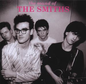 Das Cover des Albums The Sound of The Smiths. Bandmitglieder in Schwarzweiß, Text in Pink.