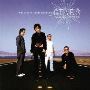 The Cranberries-Albumcover. Bandmitglieder auf einer Straße, mit einer Berglandschaft.