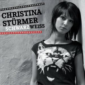 Christina Stürmer Albumcover. Schwarz-Weiß-Bild von ihr, die sich an eine Wand lehnt.