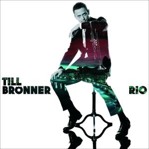 Albumcover für 'Rio' von Till Brönner. Zeigt einen Mann im Anzug mit Trompete vor Stadtkulisse.