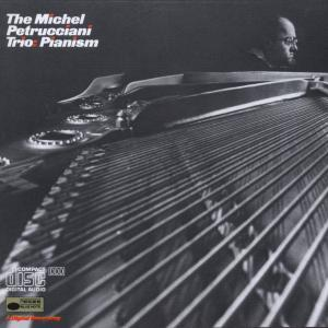 Schwarz-Weiß-Albumcover, ein Mann spielt Klavier, mit dem Titel 'Trio Pianism'.