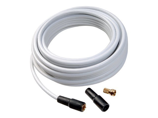 Weißes Koaxialkabel aufgerollt, mit schwarzen Steckern und einem goldfarbenen Adapter, auf weißem Hintergrund.
