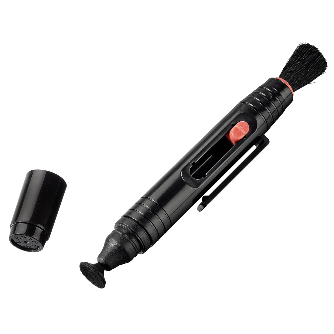 Schwarzer Objektiv-Reinigungstift mit Bürste und kleiner Kappe. Er hat einen roten Knopf und einen Taschenclip.