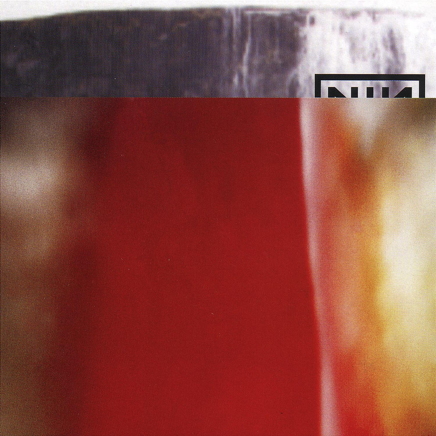Ein abstraktes Kunstwerk mit roten und weißen Abschnitten und einem schwarzen 'NINE INCH NAILS'-Logo.