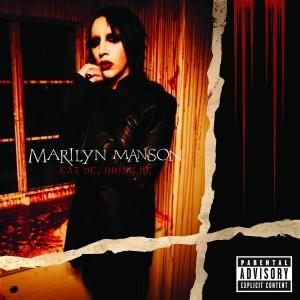 Marilyn Manson Albumcover. Er steht in einem dunklen Raum mit roten Flecken, Text "EAT ME, DRINK ME" und Parental Advisory.