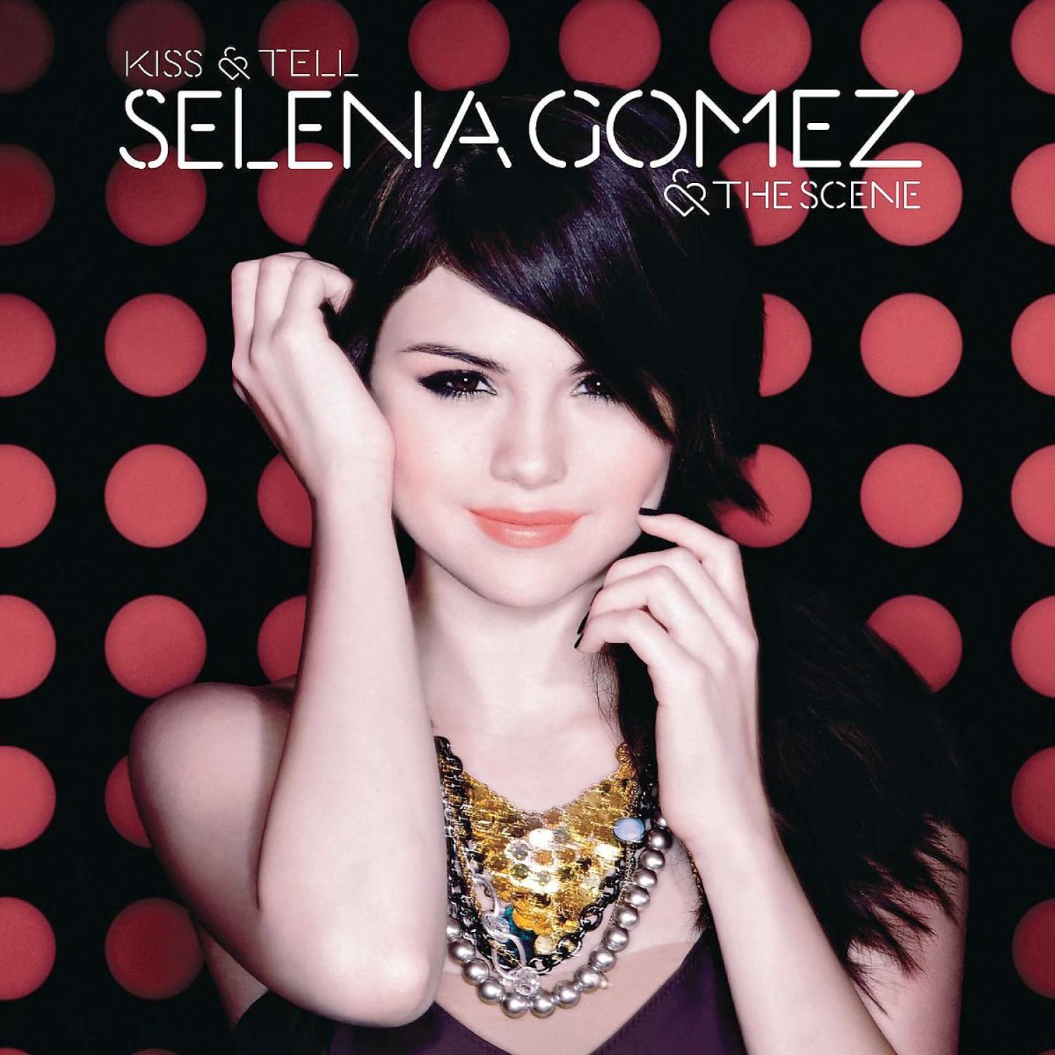 Selena Gomez auf Albumcover, rote Punkte im Hintergrund. Sie trägt eine Halskette und berührt ihr Gesicht.