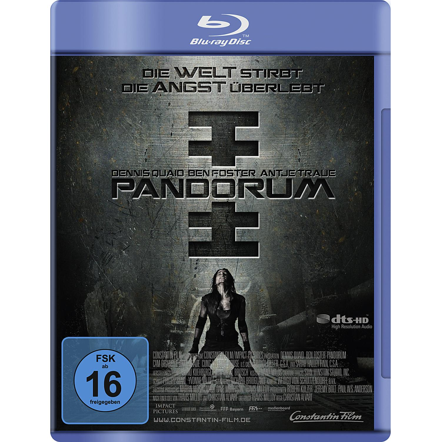 Blu-ray-Cover: Eine Frau blickt in einer dunklen Umgebung nach oben, mit dem Titel 'Pandorum'.