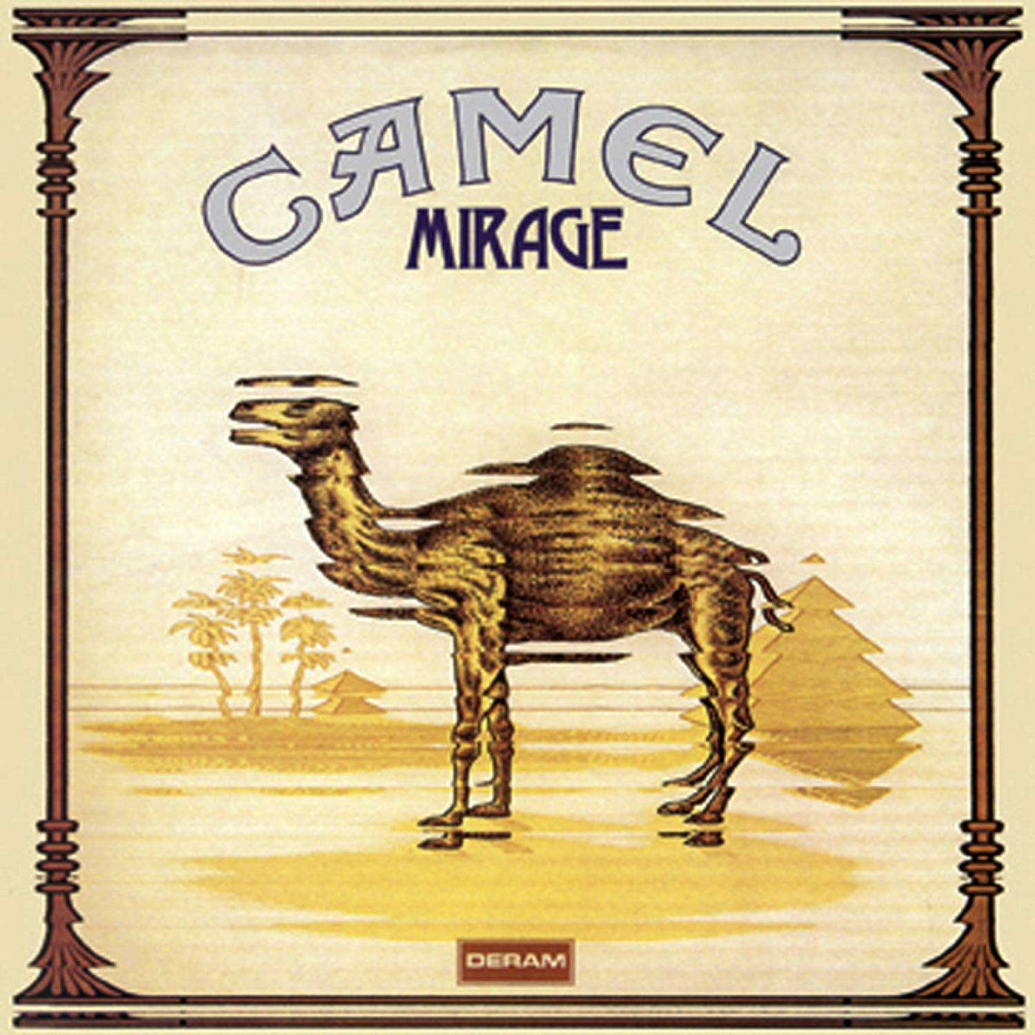 Camel Mirage Poster. Ein Kamel in einer Wüstenszene.