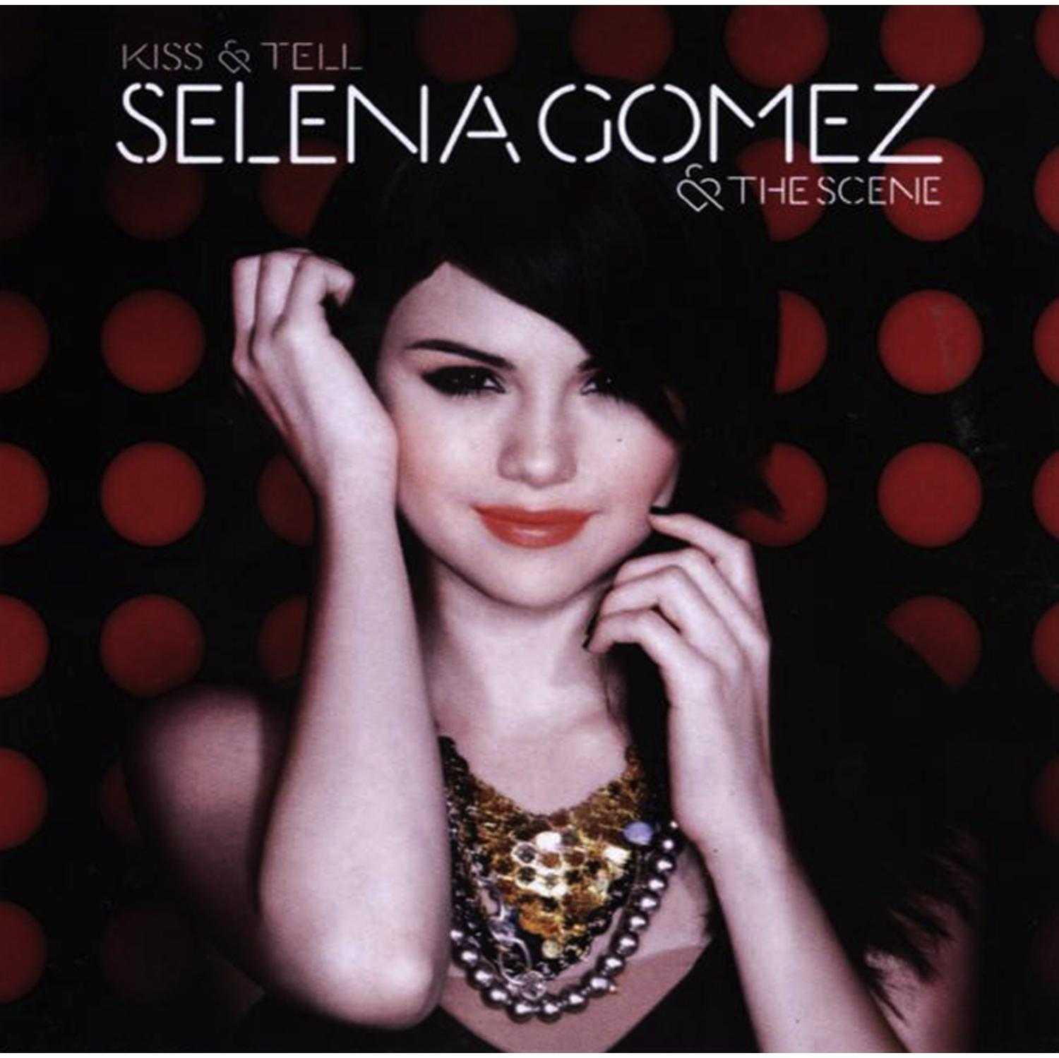 Albumcover mit Selena Gomez. Roter Hintergrund mit Tupfen. Text: 'Kiss & Tell'.