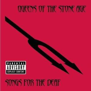 Albumcover. Roter Hintergrund. Schwarzer Dreizack. Text: Queens of the Stone Age.