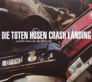 Albumcover von Die Toten Hosen, betitelt Crash Landing, mit gecrashten Autos im Hintergrund.