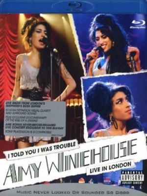 Amy Winehouse live in London Blu-ray-Cover. Amy singt in ein Mikrofon.