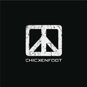 Weißes Logo mit Peace-Zeichen in einem Quadrat und dem Text 'CHICKENFOOT' darunter auf schwarzem Hintergrund.